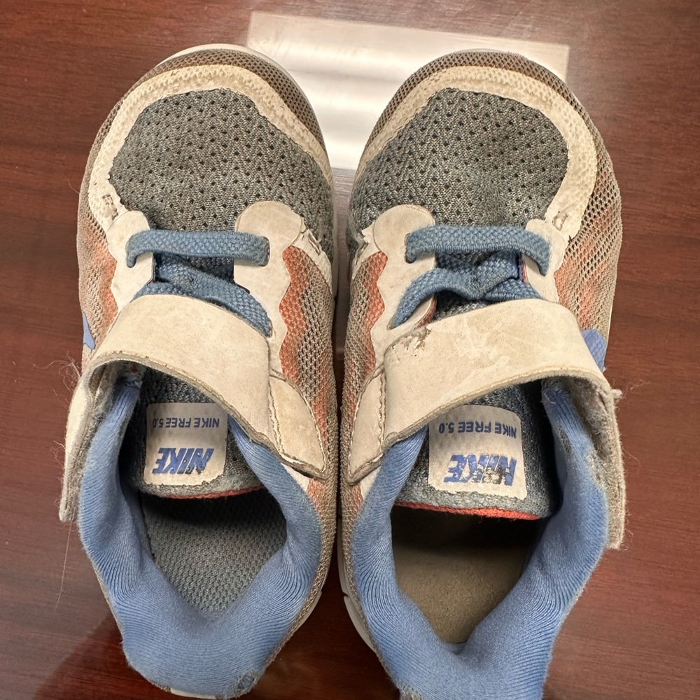 🌿10/$10🌿Nike Kids' Multicolor Sneakers with Blue Swoosh - Picture 3 of 6